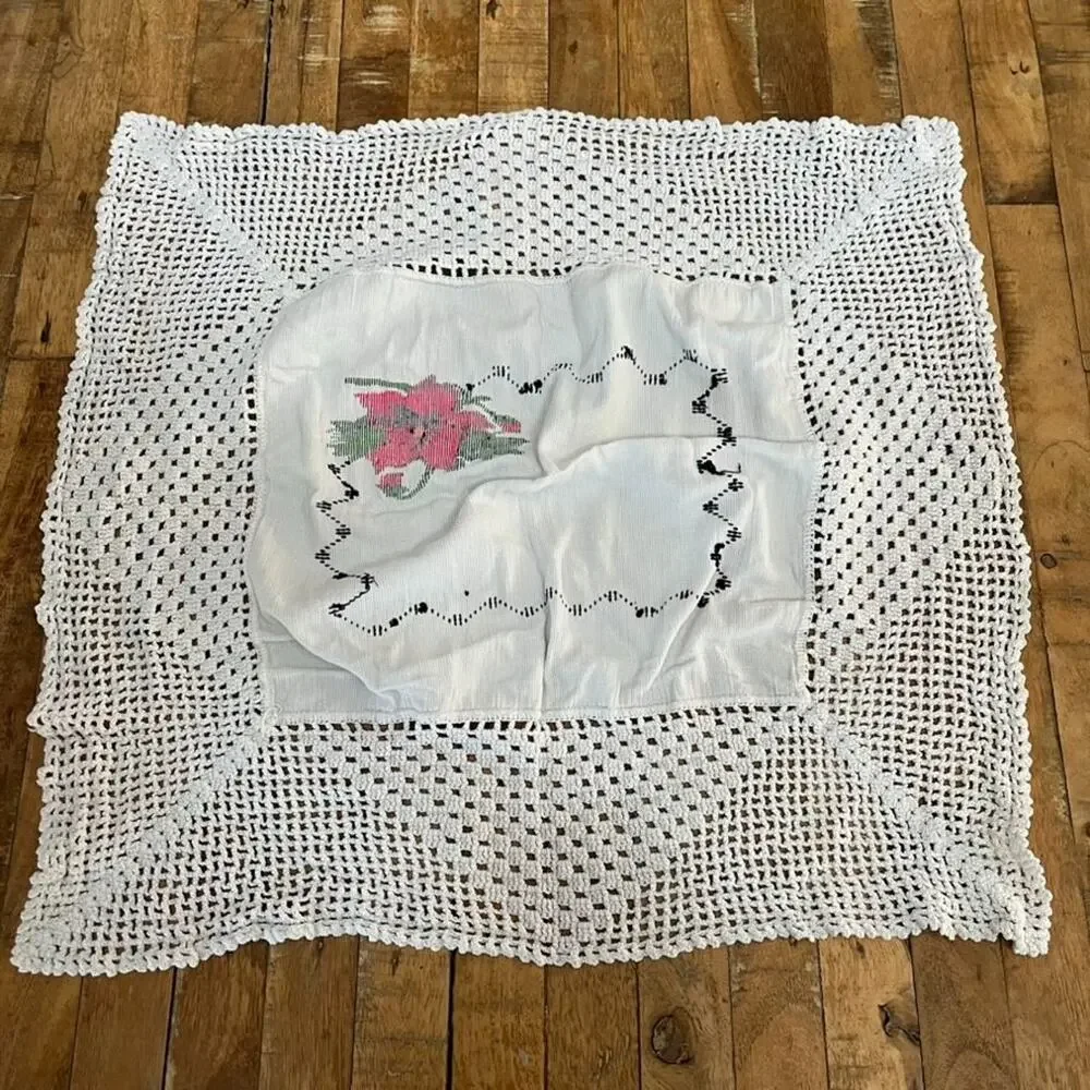 Embroidered Poinsettia Mexican Tortilla Servilleta Crochet Border 21 x 22in